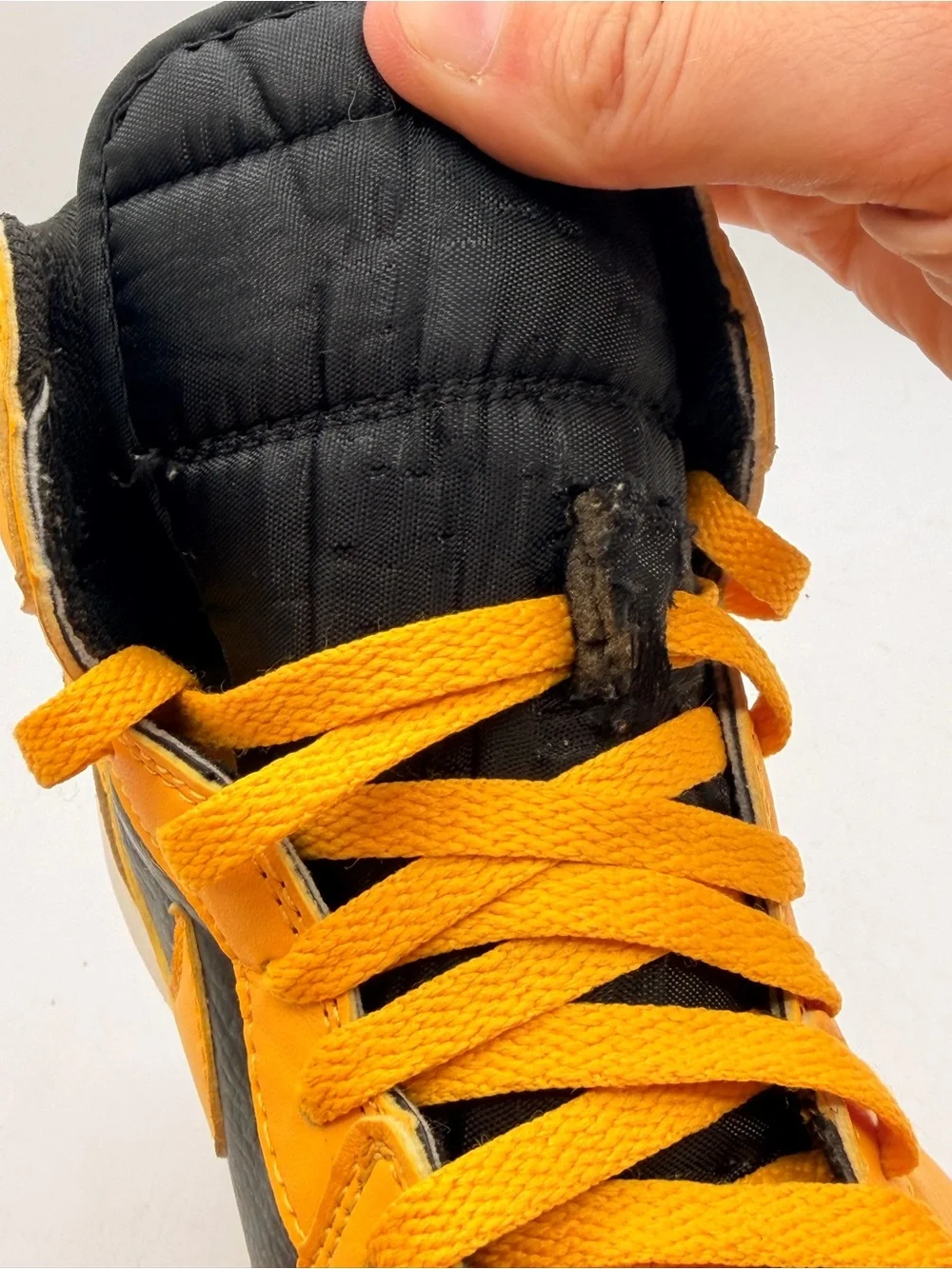 AIR JORDAN 1 RETRO HIGH OG POLLEN BLACK YELLOW MEN’S SIZE 9.5 555088-701